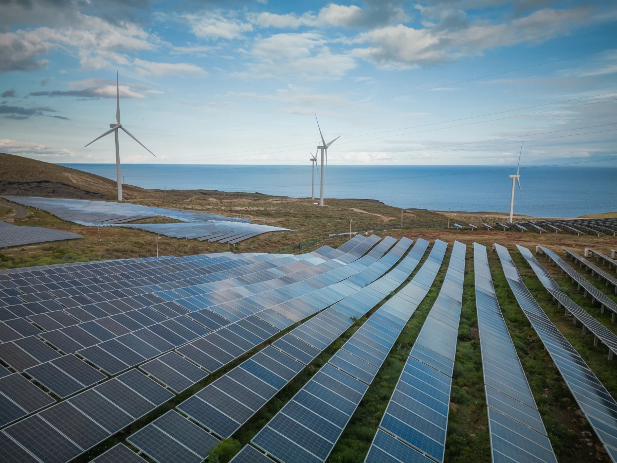 La régulation des énergies renouvelables dans les zones protégées : un défi environnemental et juridique