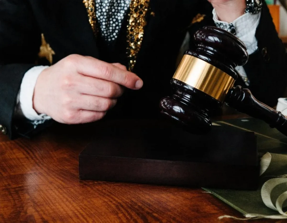 Arbitre ou Juge ? Choisir la Bonne Procédure